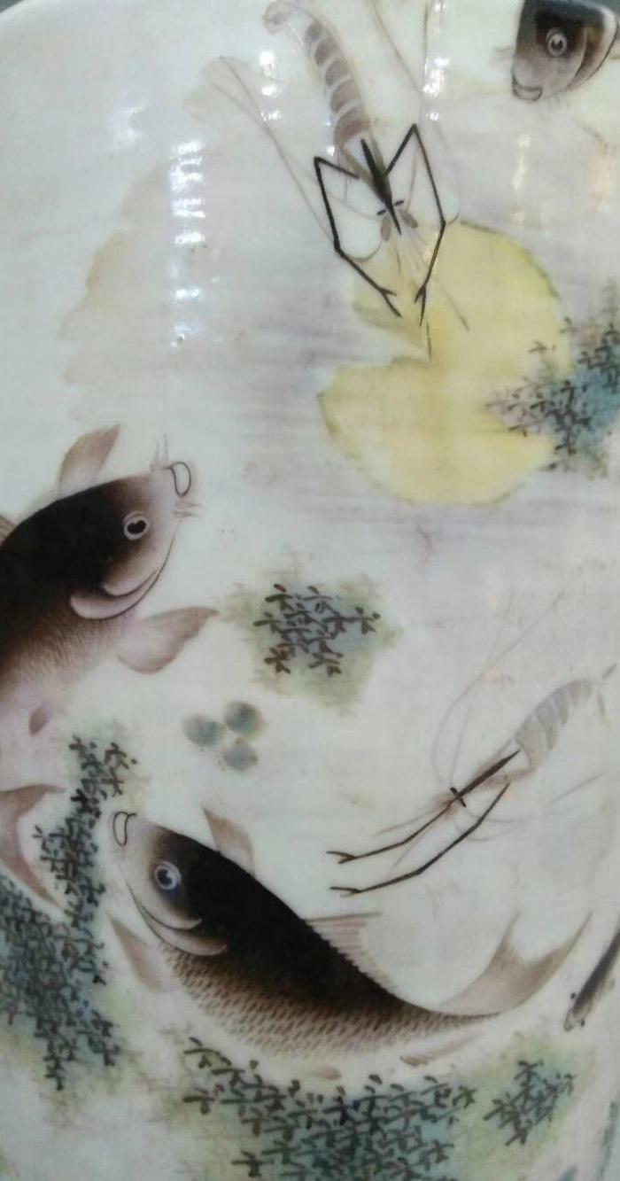 民国珠山八友邓碧珊鱼虾纹棒槌瓶一对,高30厘米