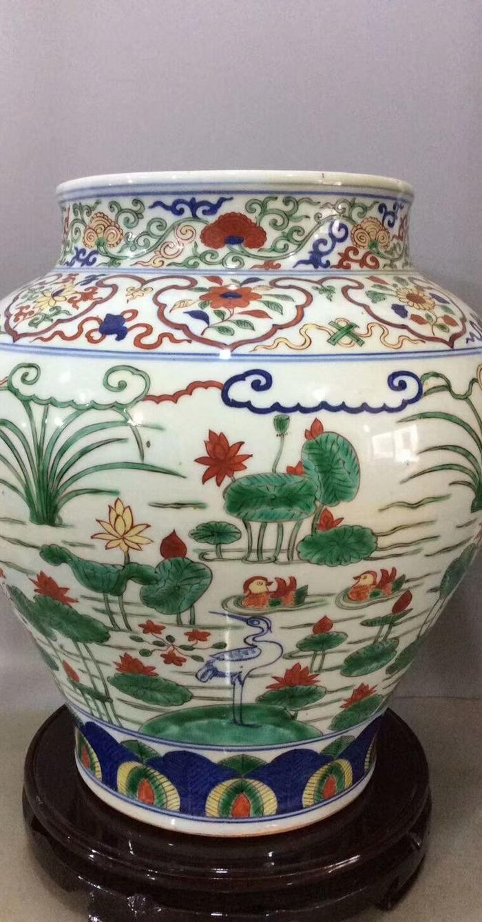 嘉靖 五彩鸳鸯荷花纹罐