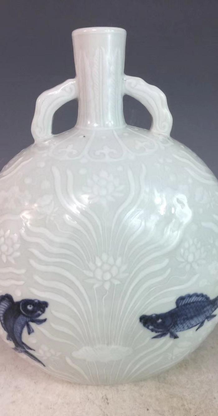 明宣德浮雕鱼草纹抱月瓶