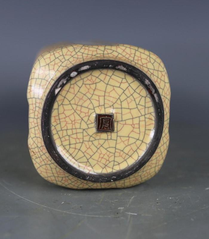 宋哥窑开片琮式瓶