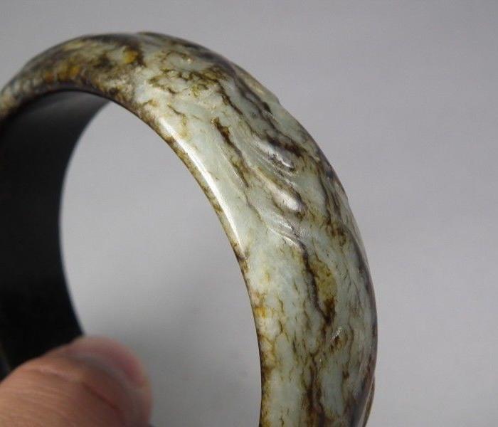 和田白玉老提油带黑沁浮雕螭龙纹宽边大手镯