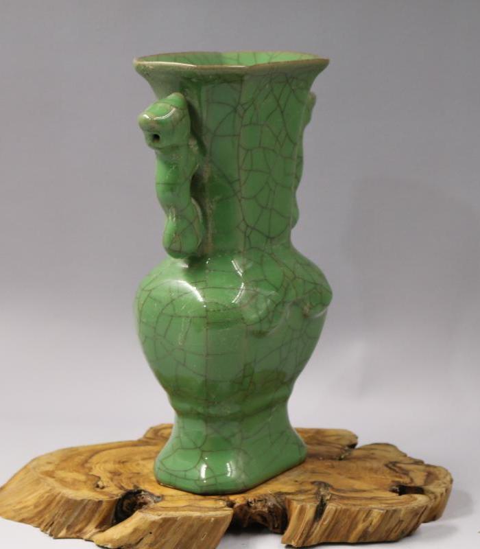 宋官窑开片绿釉双耳扁瓶