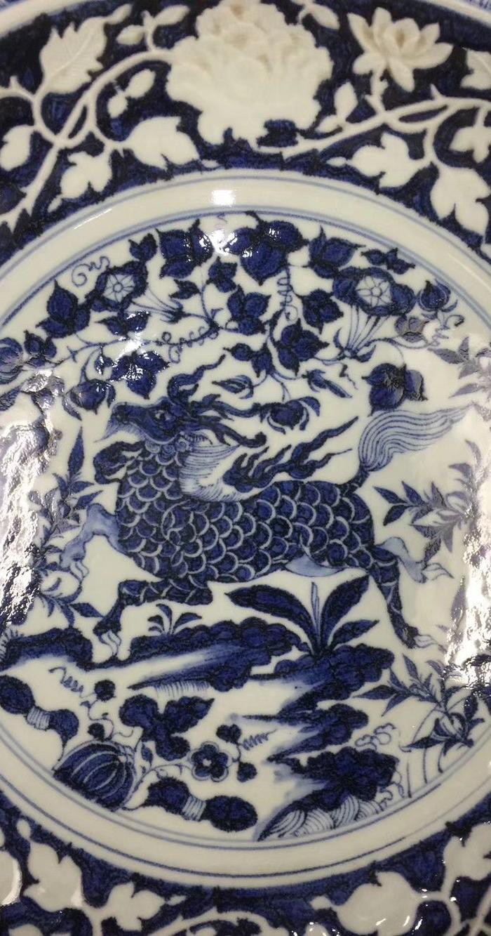 元青花雕刻花纹青花麒麟纹棱口盘,直径46