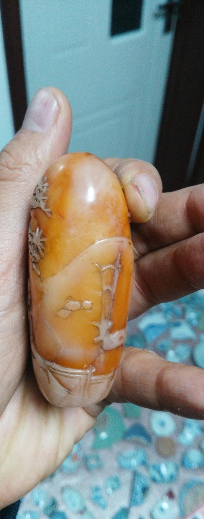 寿山石带冻浮雕人物手把件