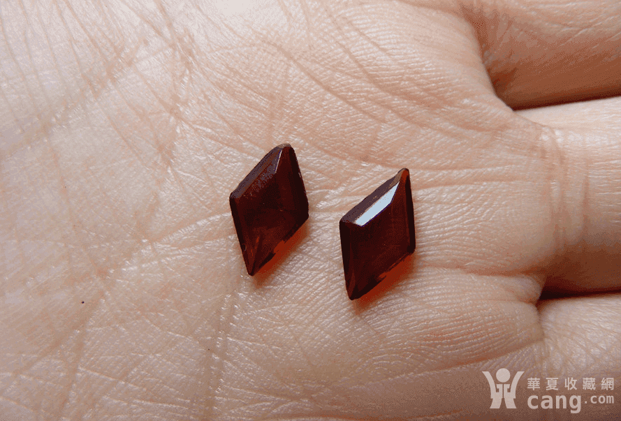 几十年的人工合成满深红色红宝石多切面菱形镶嵌件一对