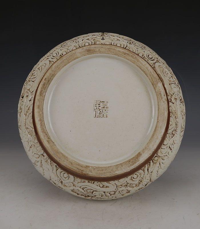 王炳荣瓷雕双龙戏珠罐