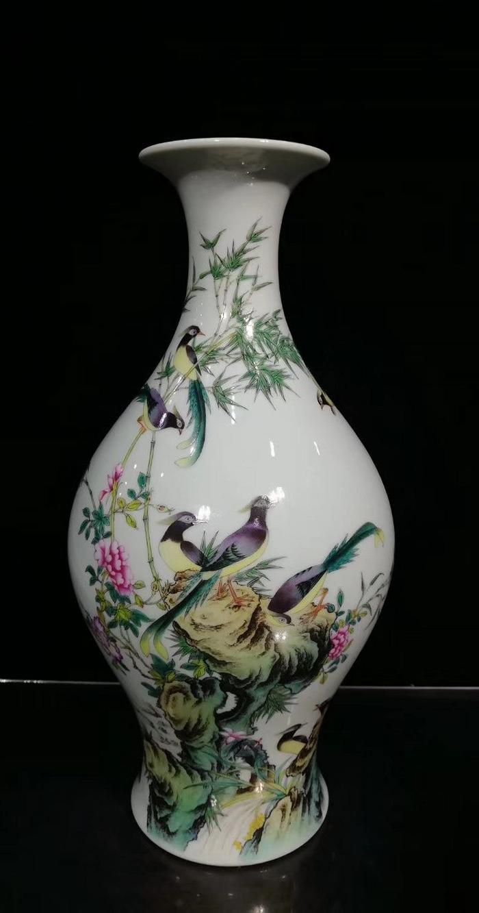 清雍正年官窑粉彩花鸟橄榄瓶