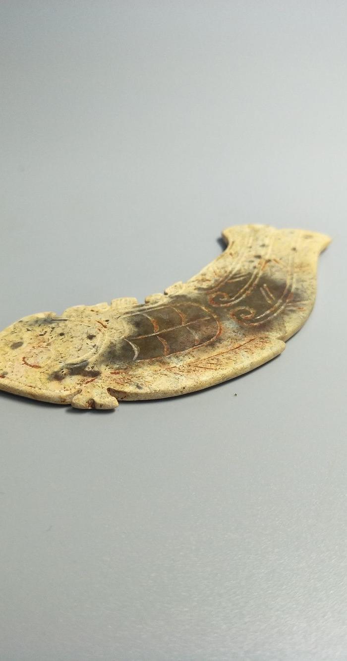 年代:春秋战国 玉料及产地:和田山料 表现形式:挂件/佩件 有无证书:无