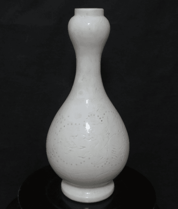 永乐薄胎玲珑瓷龙凤纹蒜头瓶