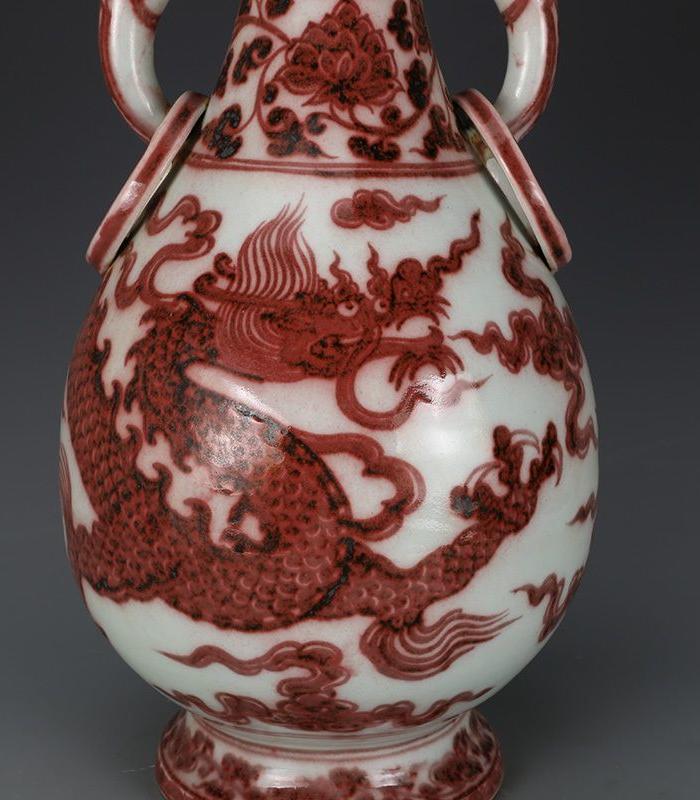 大明洪武年制釉里红龙纹象耳瓶
