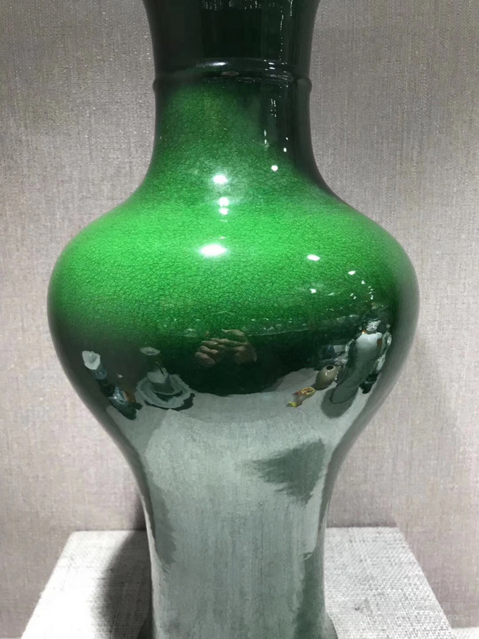 清乾隆绿釉鱼尾瓶