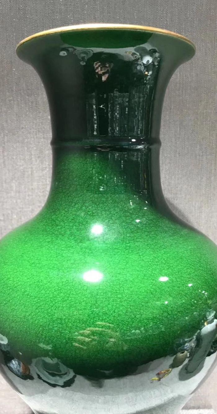 清乾隆绿釉鱼尾瓶