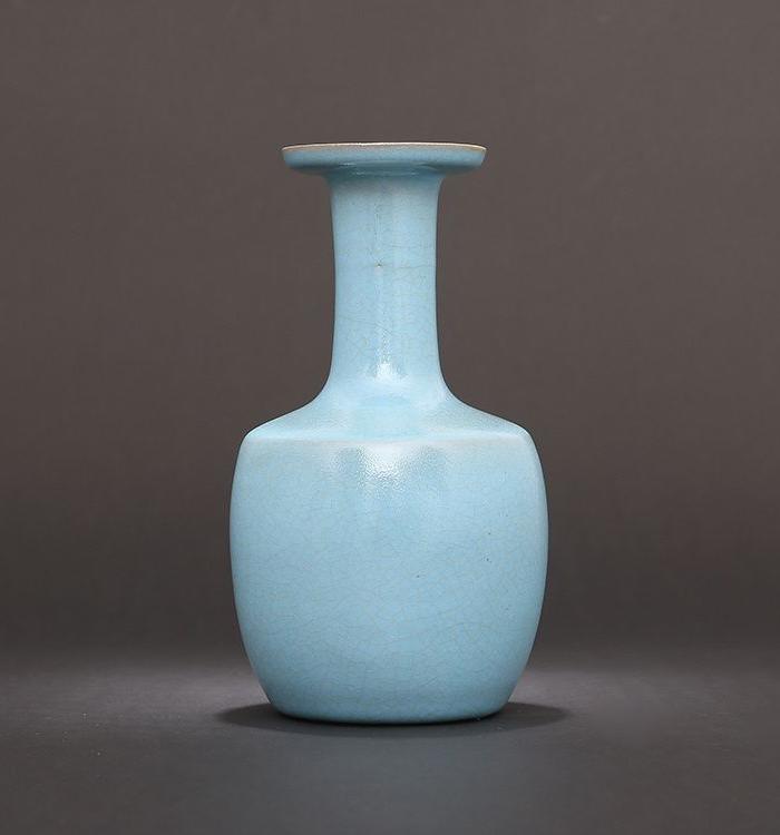 汝窑天蓝釉折肩盘口纸槌瓶