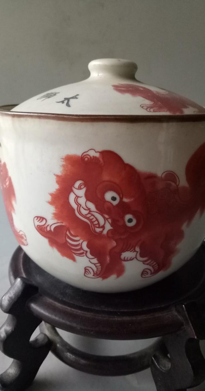 民国时期太师少保红狮子瓷盖罐