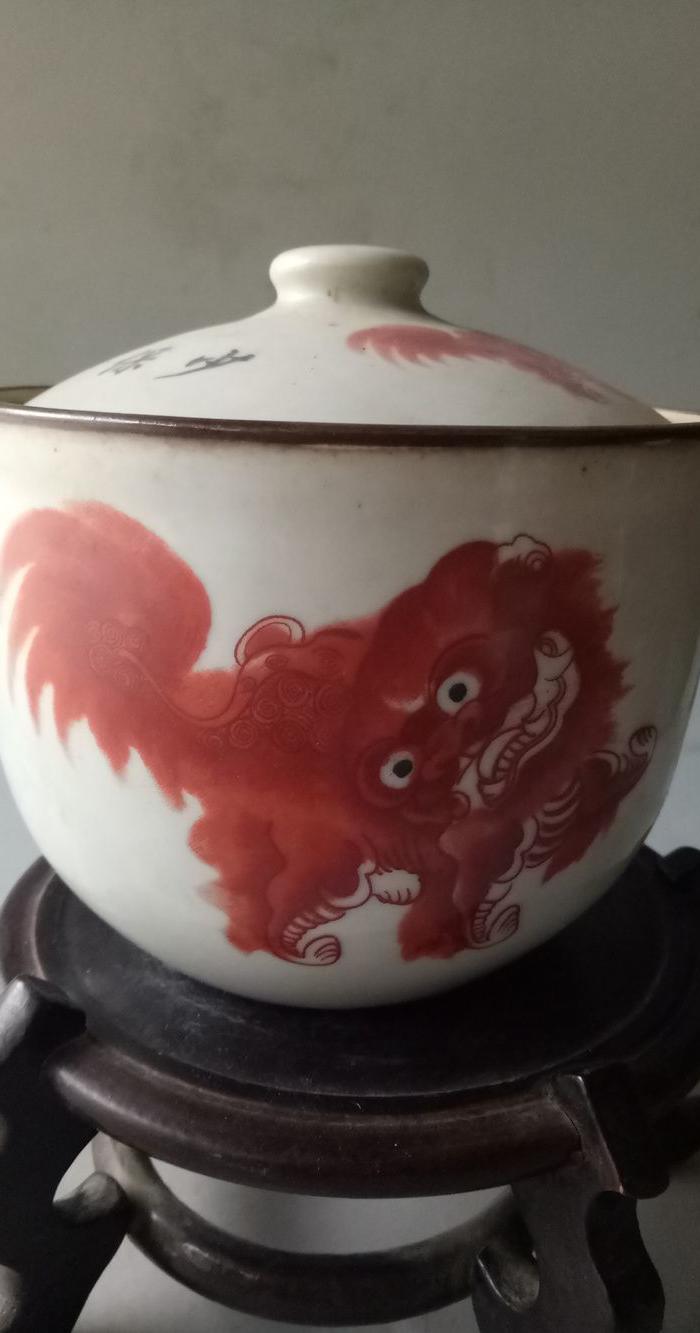 民国时期太师少保红狮子瓷盖罐