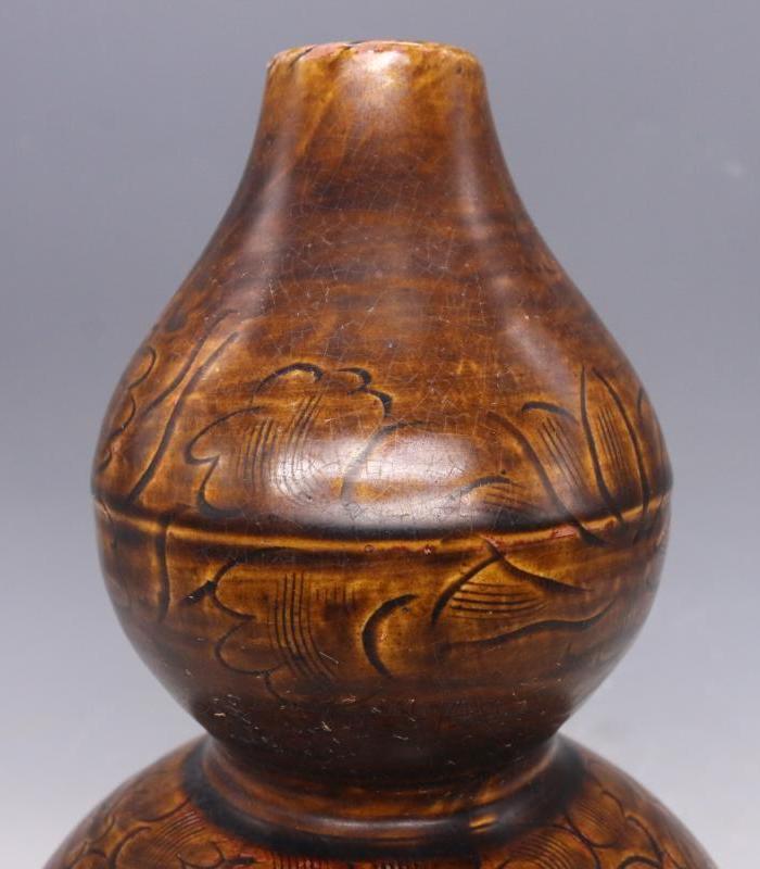 吉州窑烟黄釉刻花葫芦瓶