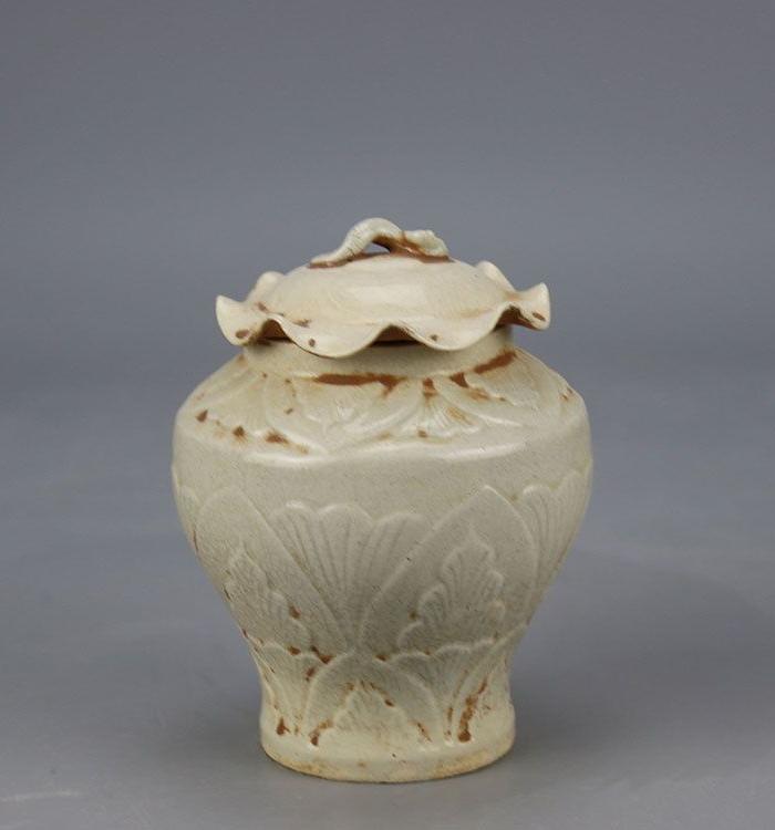 湘湖窑开片刻花卉纹荷叶盖罐