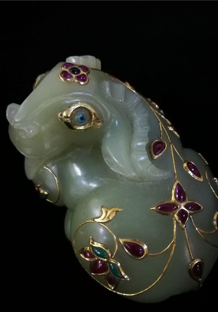 和田玉镶嵌宝石羊摆件