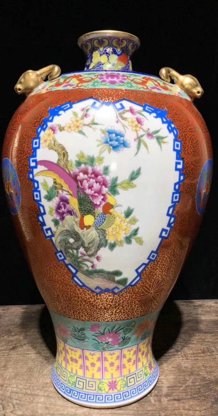 雍正年制珐琅彩开窗三羊尊梅瓶