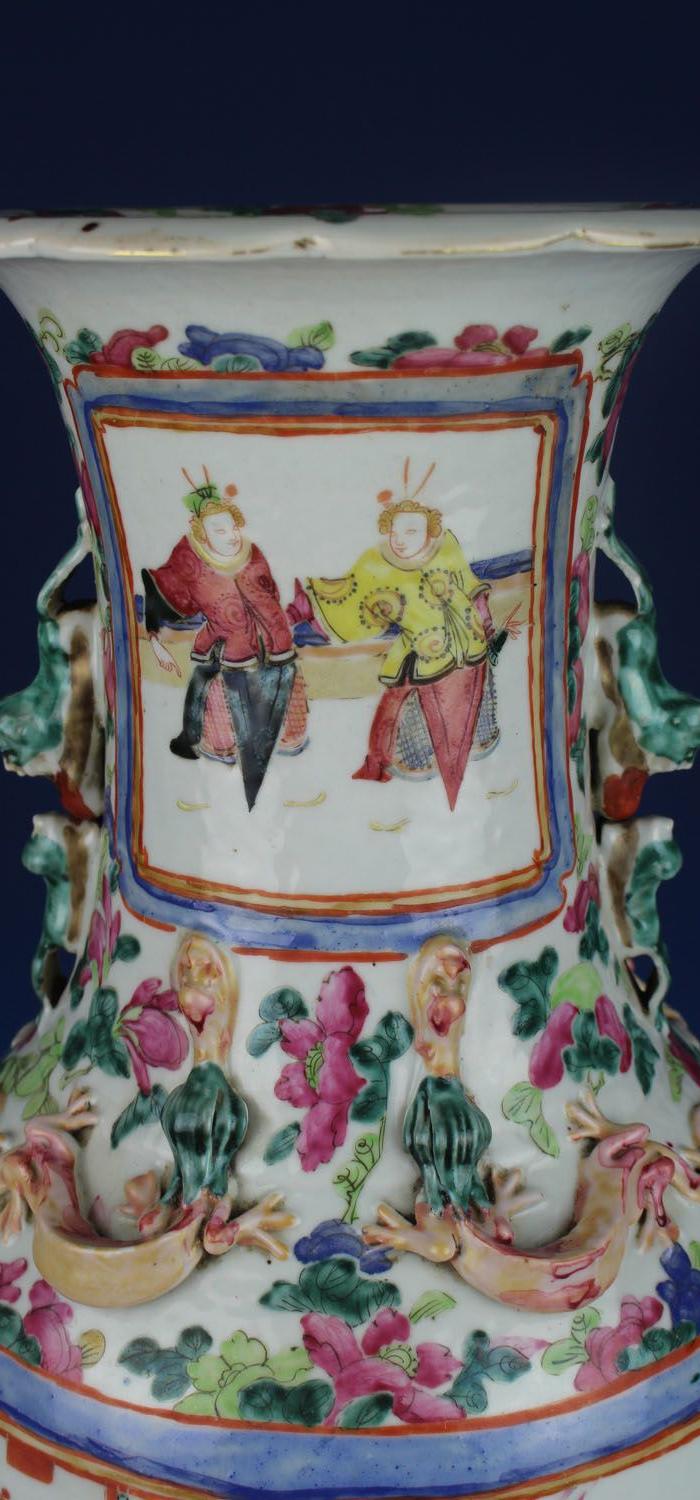 300件清同治粉彩开光人物故事狮耳大瓶