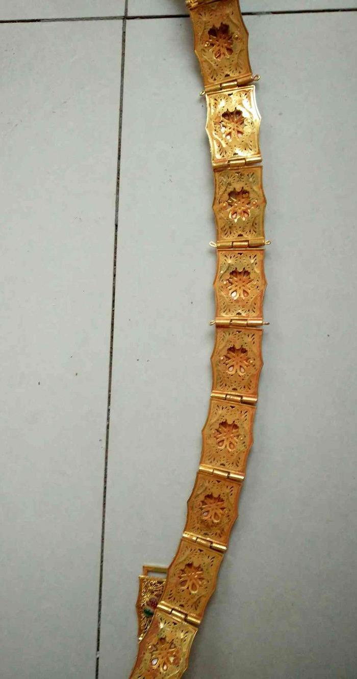 做工精致的镶嵌宝石金腰带