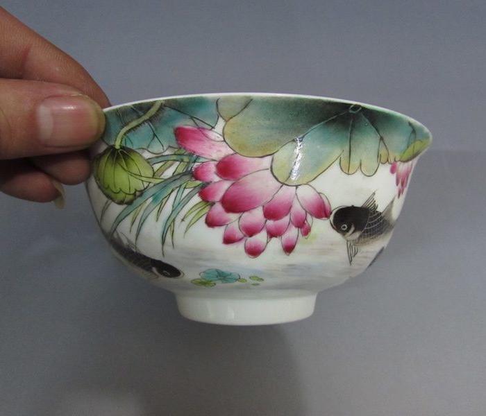 珠山八友邓碧珊粉彩鱼藻纹碗