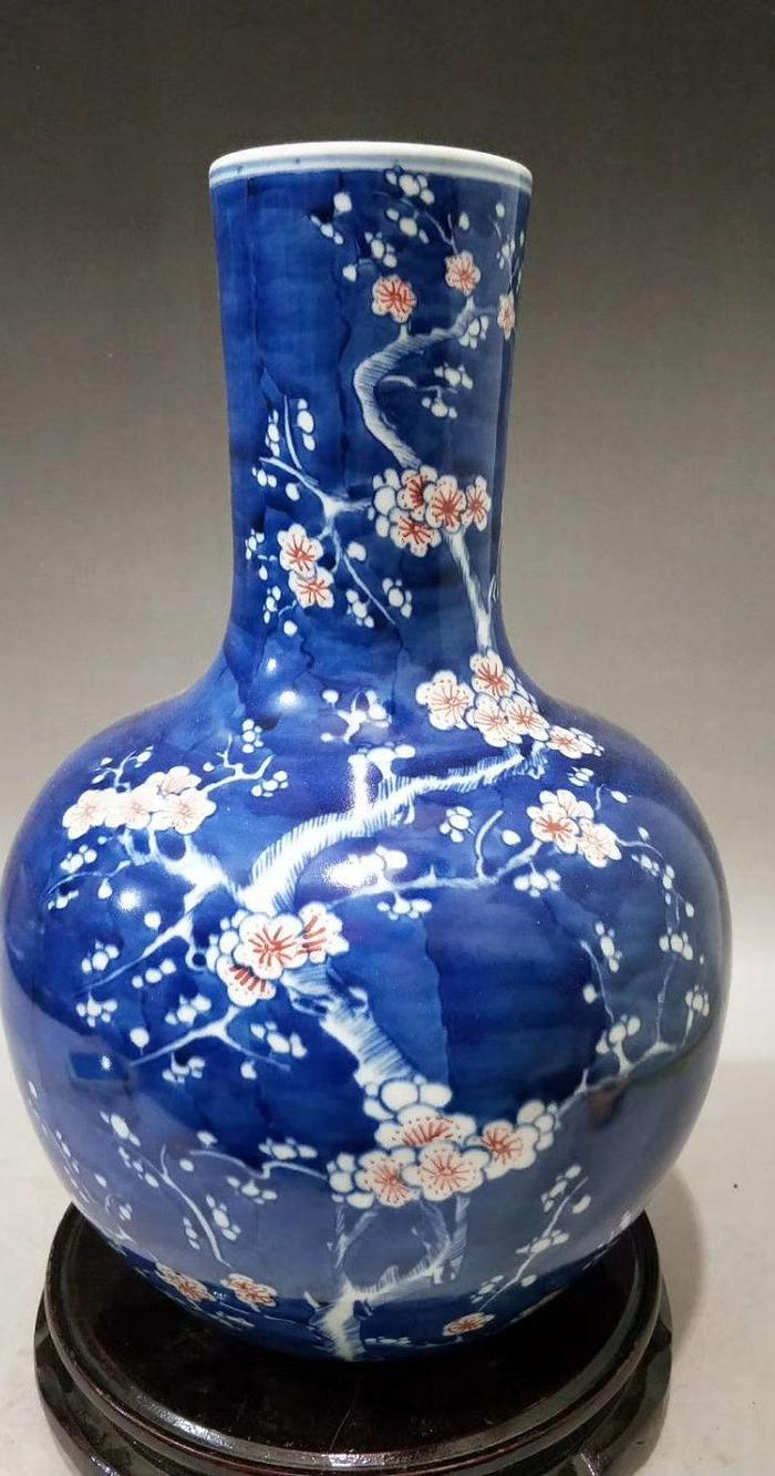 清代青花点彩冰梅天球瓶