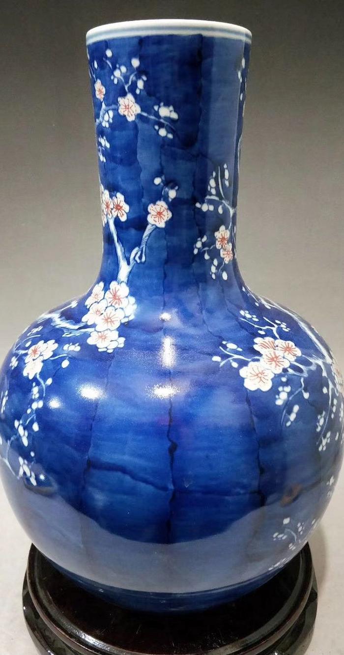 清代青花点彩冰梅天球瓶