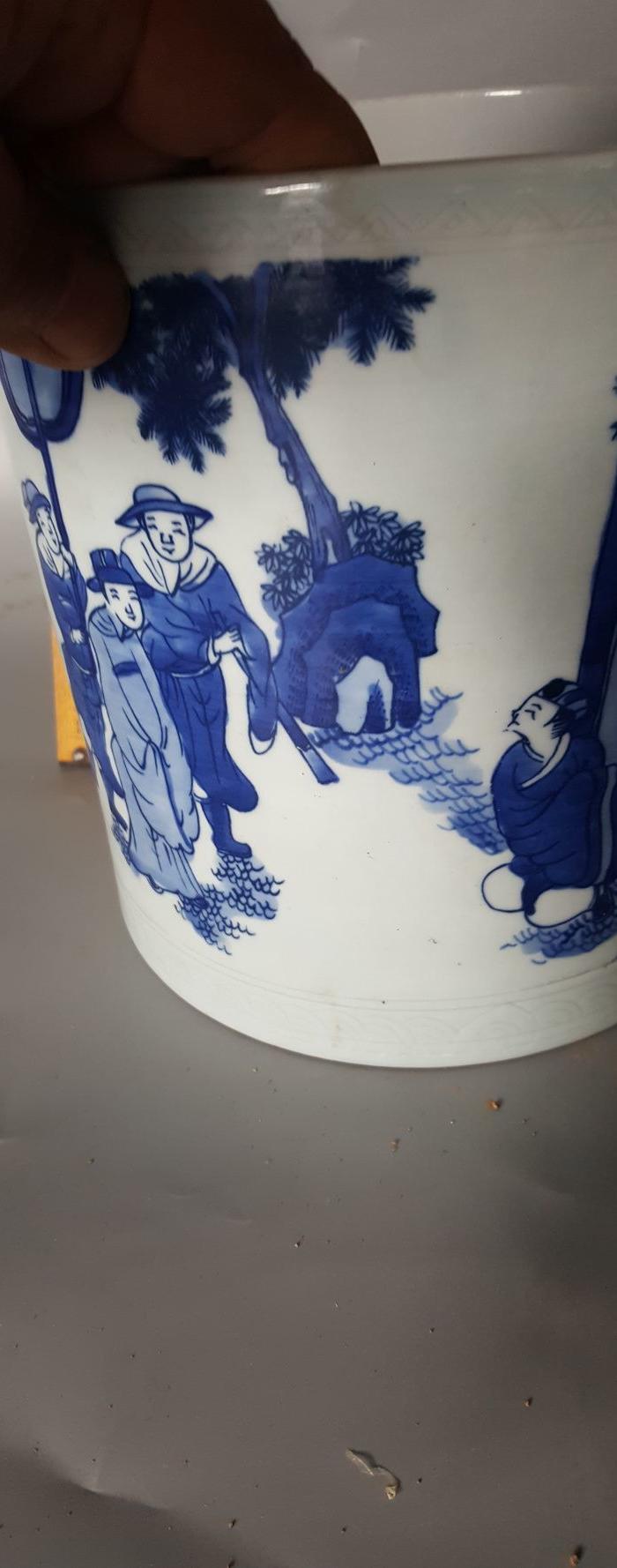 农村里收到传世的明代崇祯年间的青花人物大笔筒