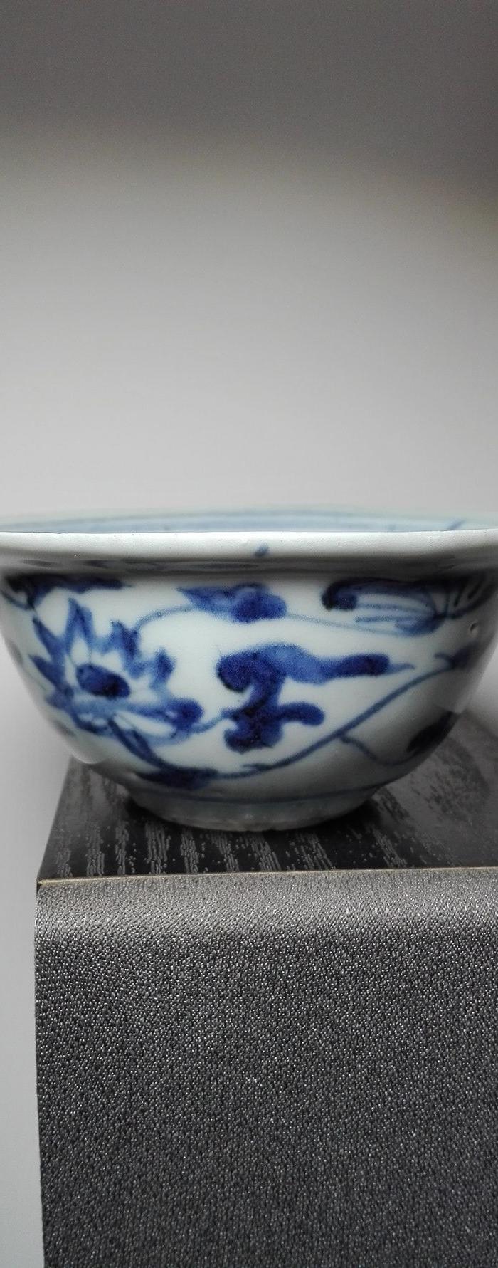 明万历青花缠枝花纹压手杯