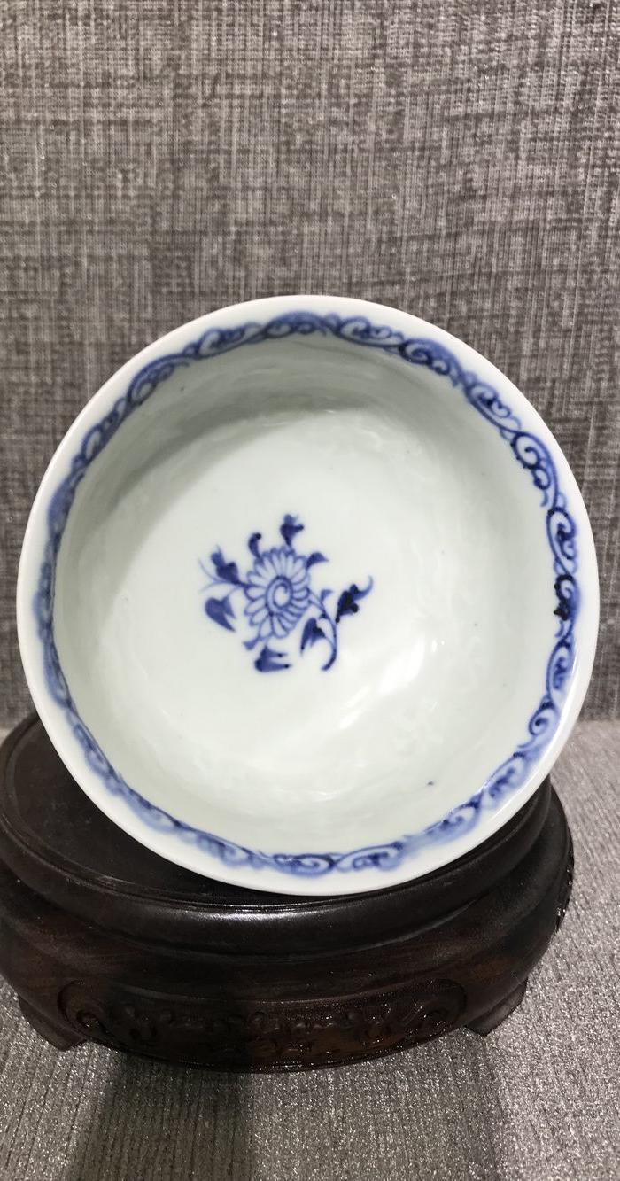 元青花暗刻龙纹高足杯