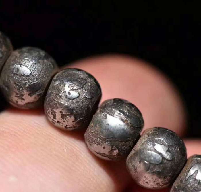 老天铁串108颗,上面刻有六字真言