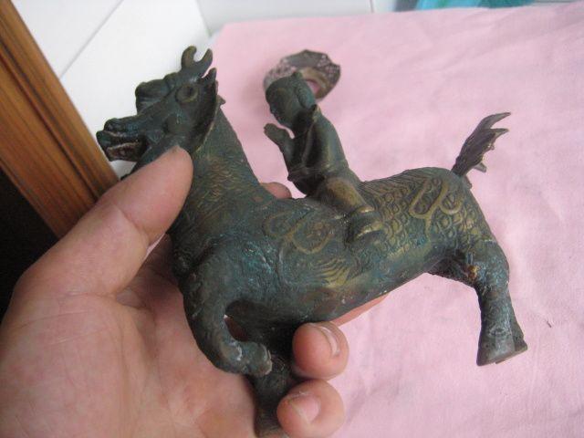 一个漂亮保存完好有年纪的麒麟送子铜摆件