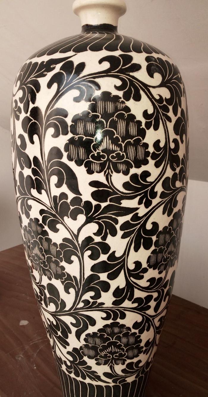 宋磁州窑剔花缠枝莲纹梅瓶