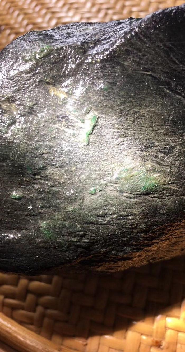 653克 莫弯基黑乌沙 冒色赌石阿