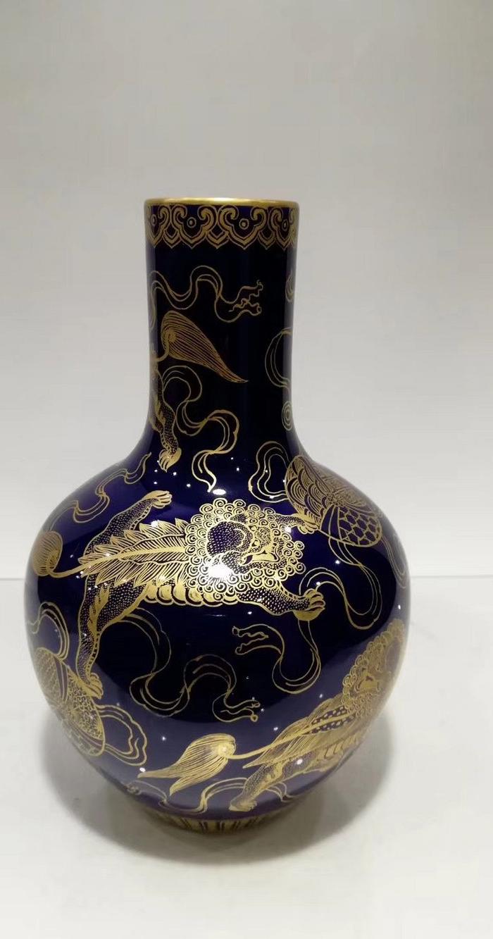 清乾隆年霁蓝釉描金狮子纹天球瓶