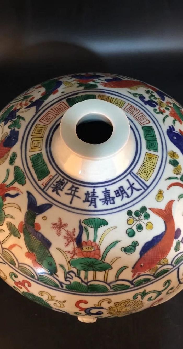 明嘉庆五彩浮雕狮子绣球纹梅瓶