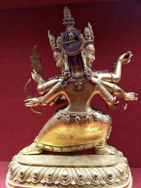 鎏金三头六臂佛