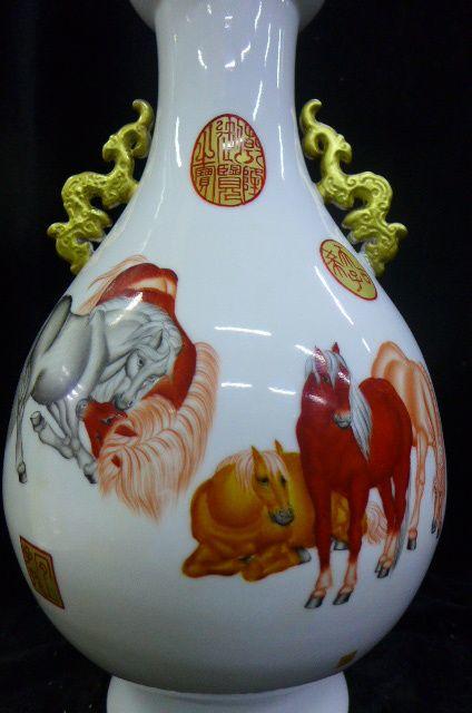 描金八骏图赏瓶