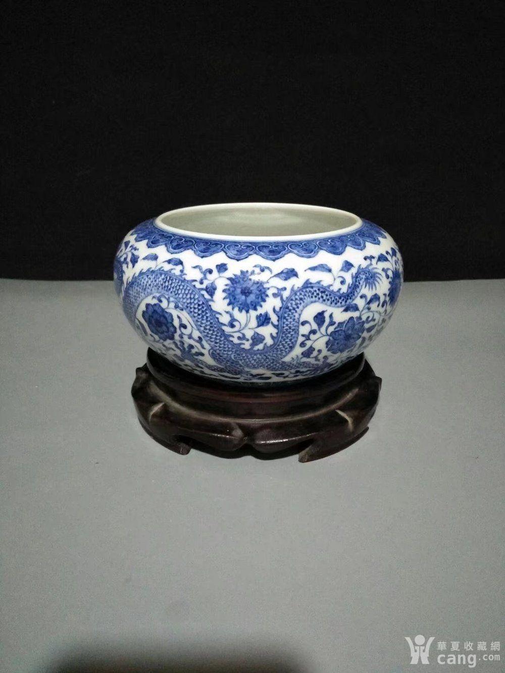 大清乾隆年制青花双龙花卉图纹笔洗