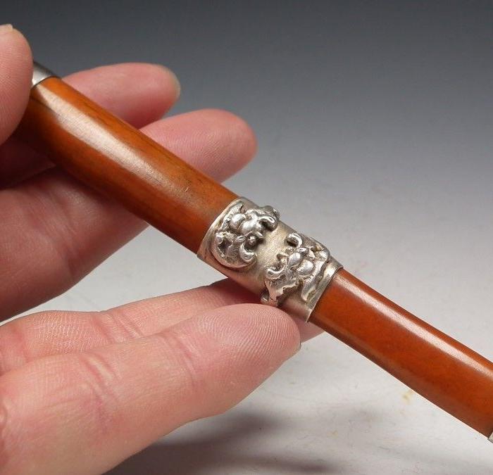 清代骨制包银蝙蝠纹饰大长烟嘴