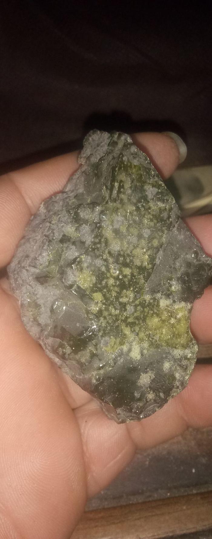 玻璃陨石子母石