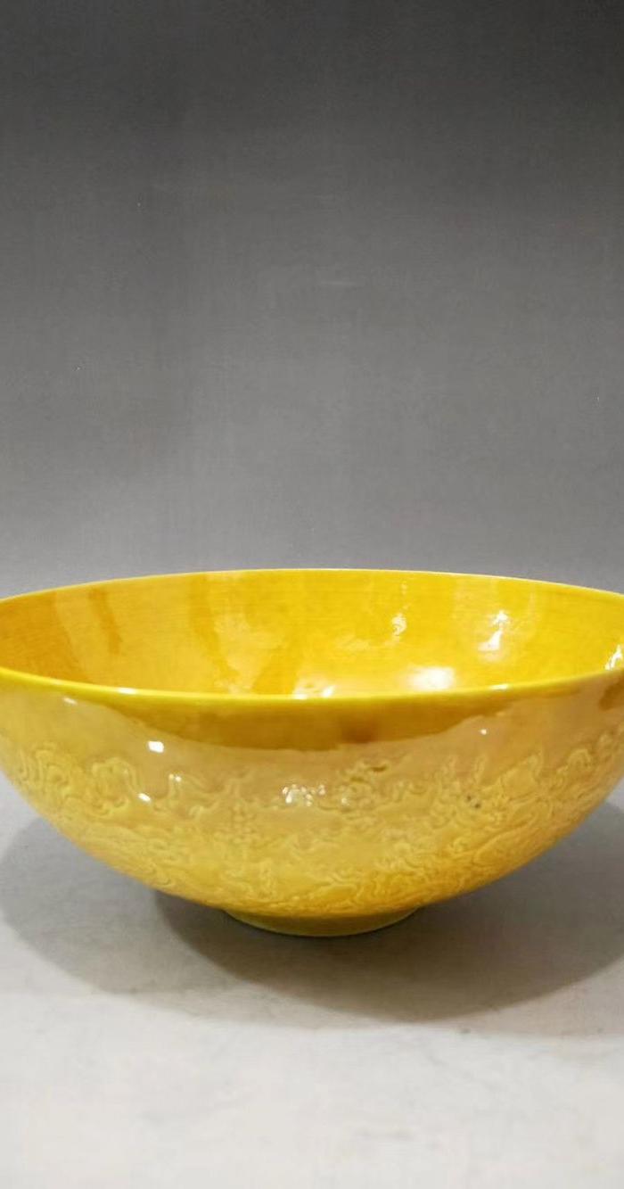 明 黄釉薄胎雕刻龙纹碗