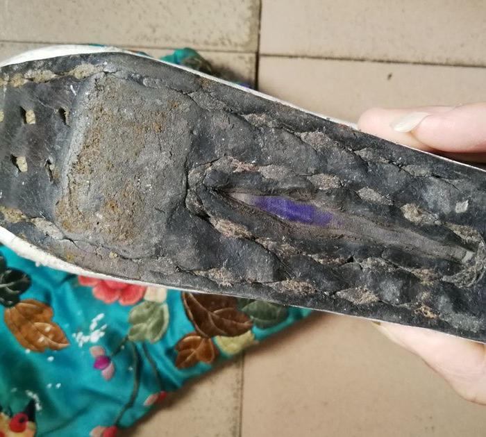 一双清 丝绸缎 绣花旗靴子 加一支男靴子.民俗收藏物品.