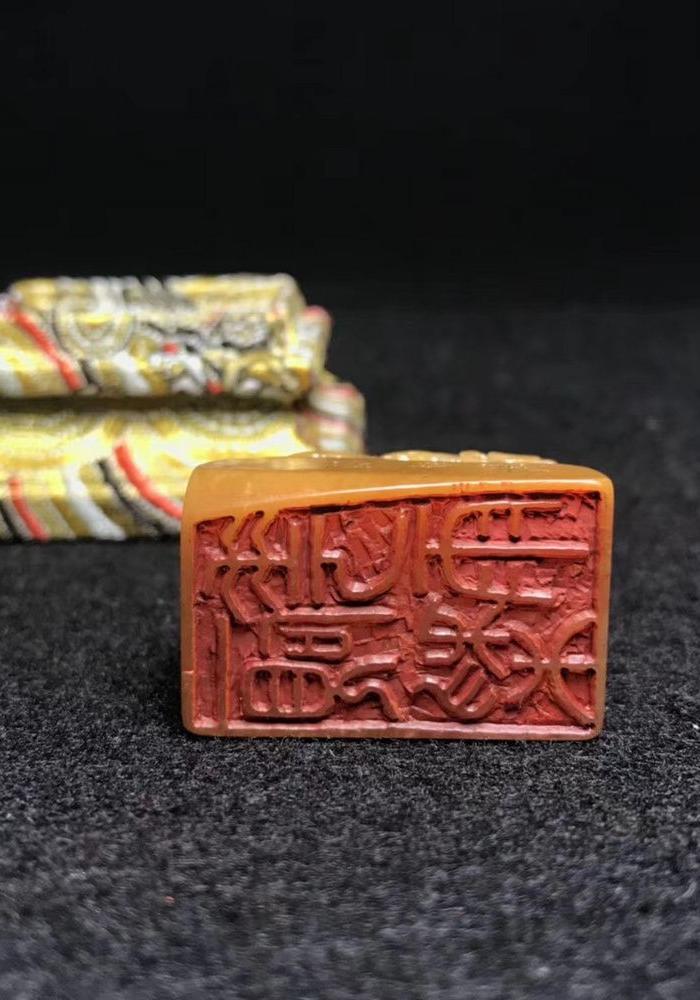 张辛款田黄卧龙印章