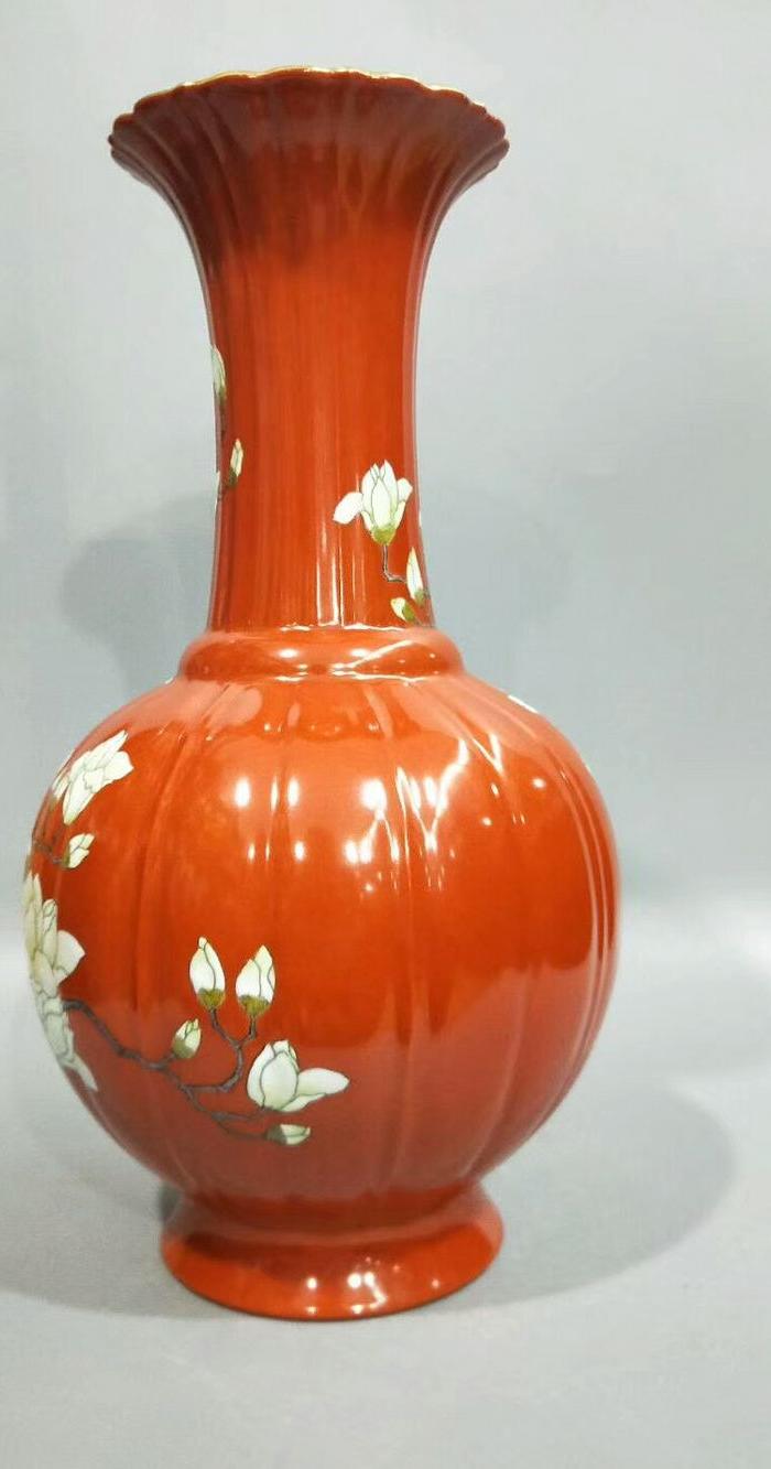 雍正 珊瑚红花卉花口赏瓶