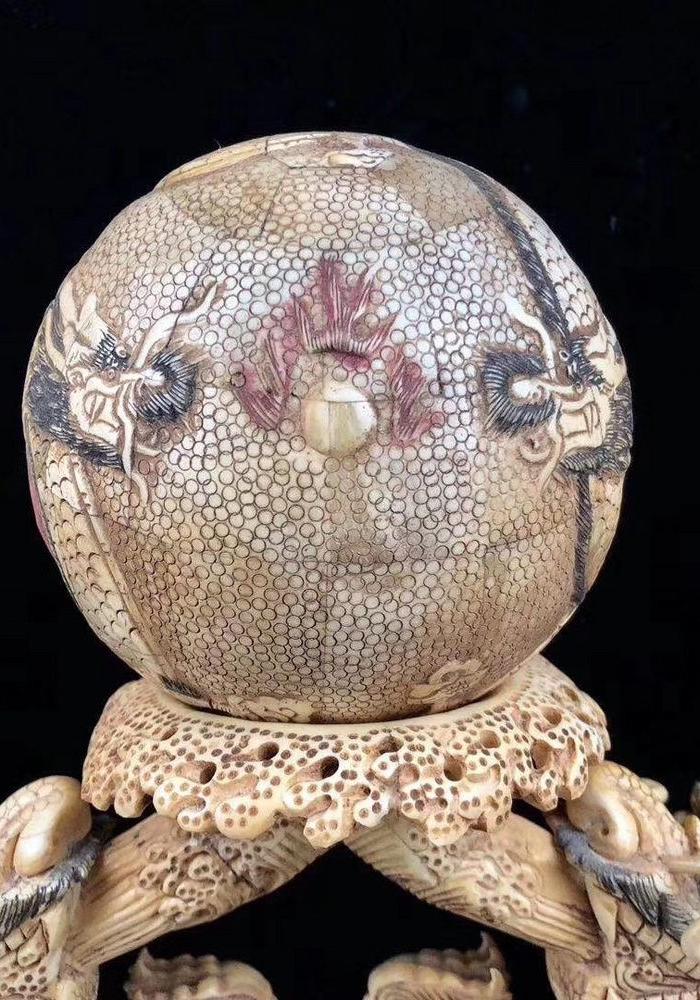 清代骨雕双龙戏珠