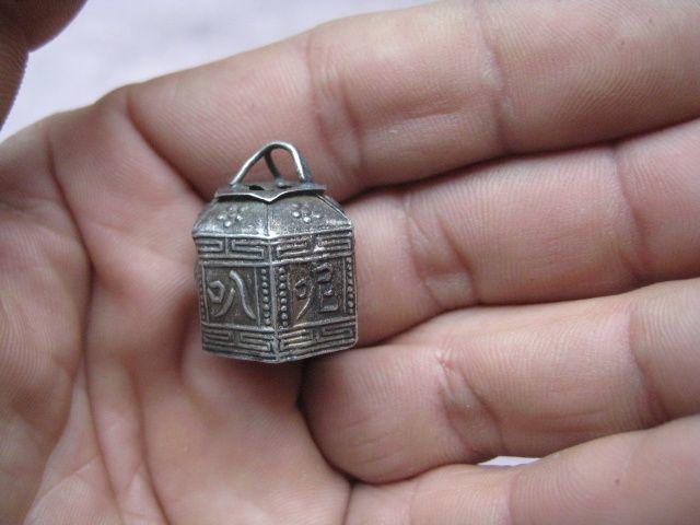 一个造形漂亮雕刻精美的清代小银铃