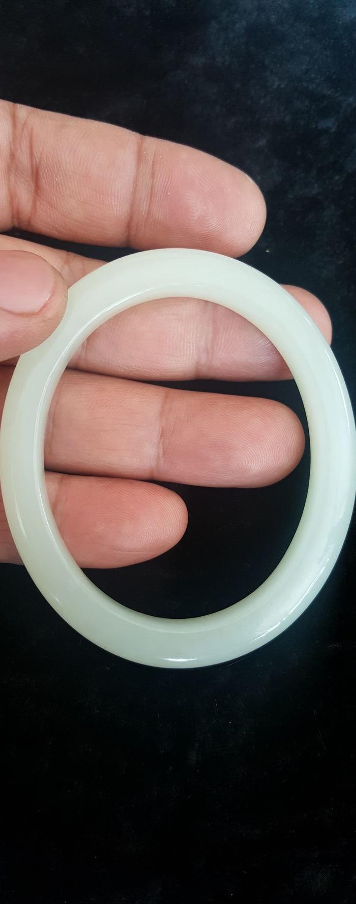 收到老和田白玉籽料椭圆形贵妃镯