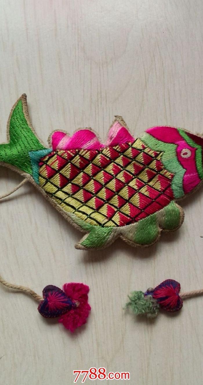 清代手工绣鱼形荷包